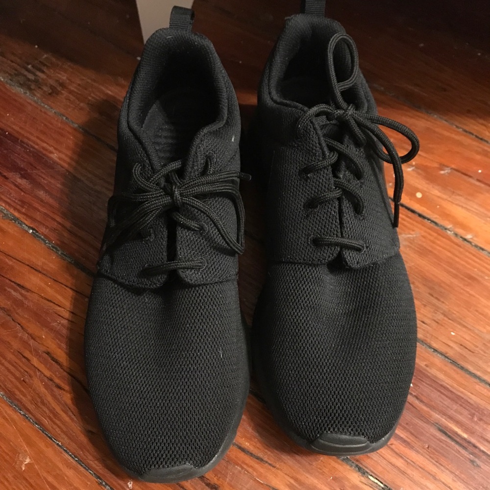 Black Nike Roshe